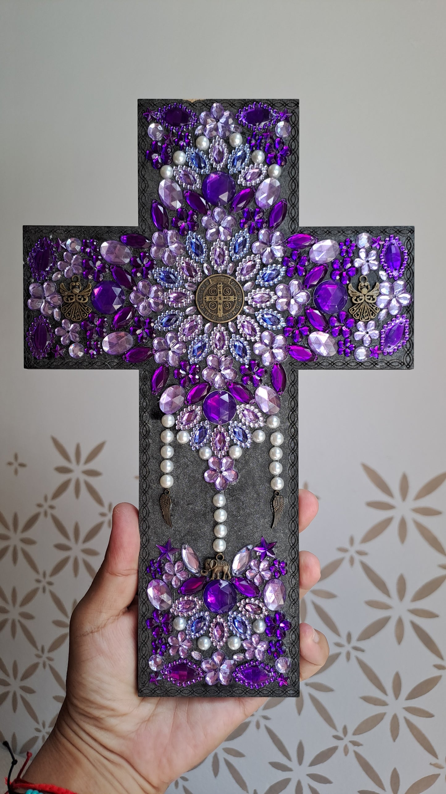 Cruz de madera morada
