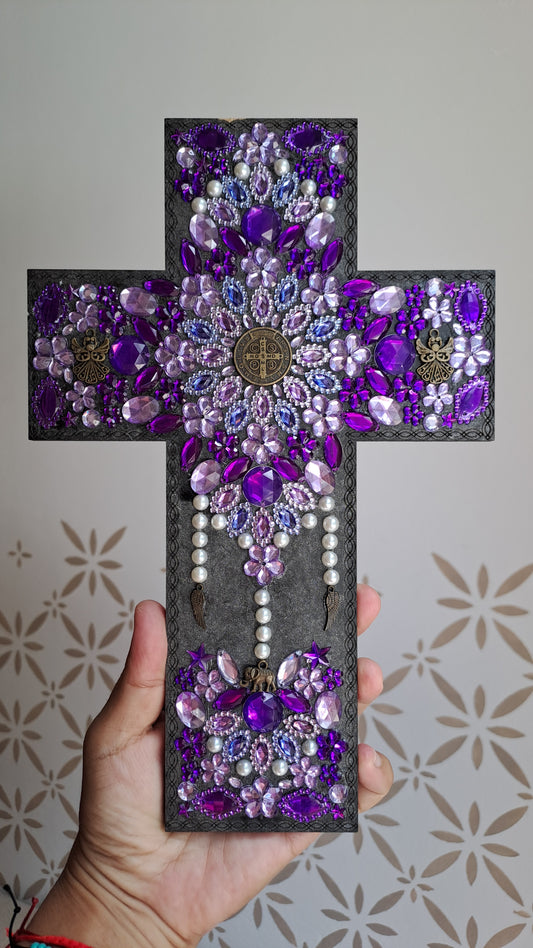 Cruz de madera morada